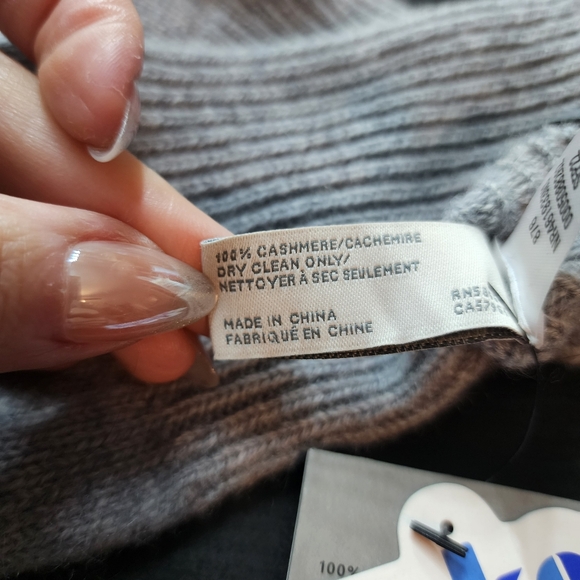 Cashmere Gray Gloves - Picture 3 of 4